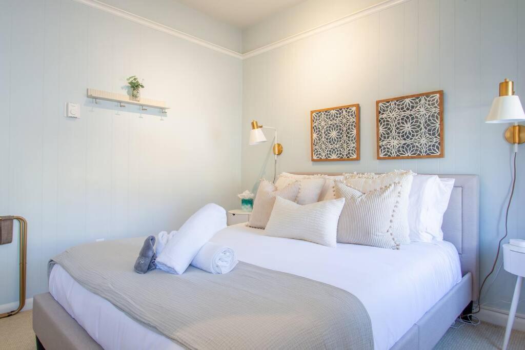 Bright Top Floor On Georgetown Cobblestone Street - Housity