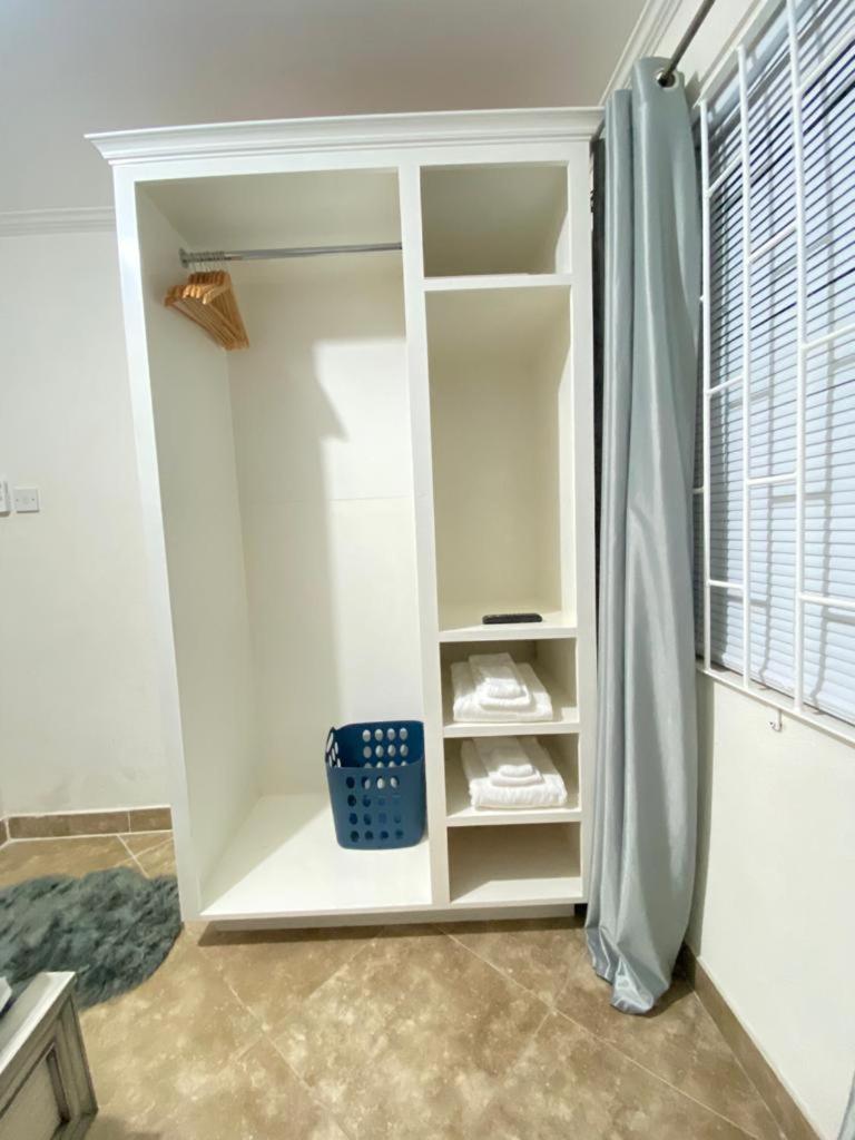 Kelly's Apartments - Rental near Airport, Amenities and Bus Route - Housity