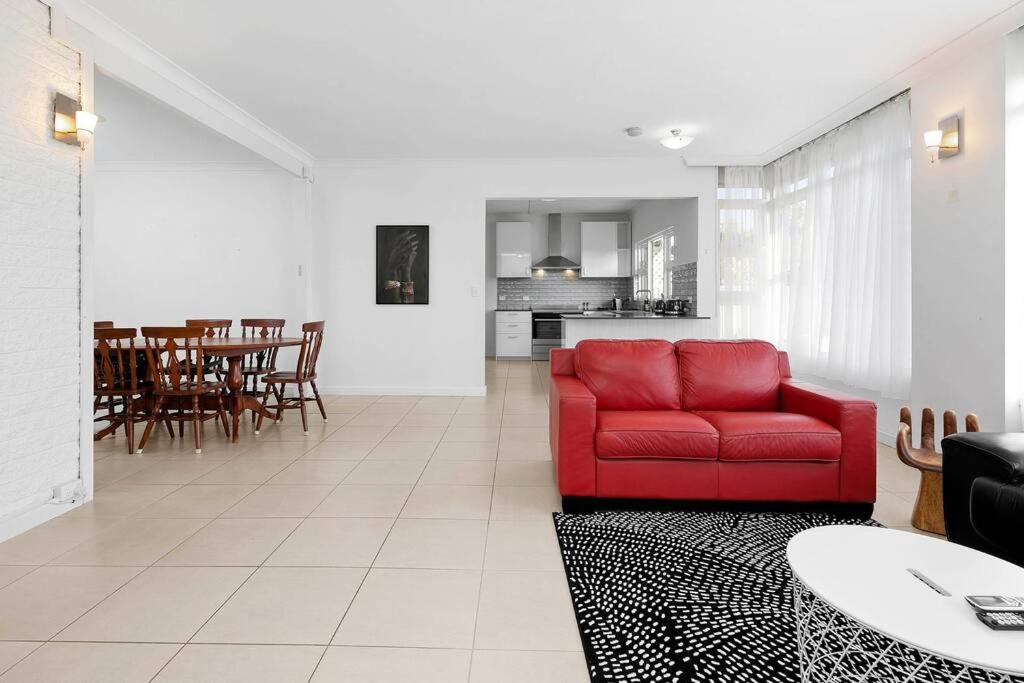 The Zebra - 4Bdrm Slps 8 2 Bathrm Wi-Fi - Housity