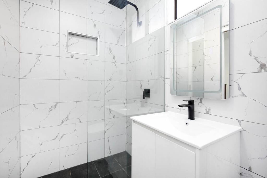 The Zebra - 4Bdrm Slps 8 2 Bathrm Wi-Fi - Housity