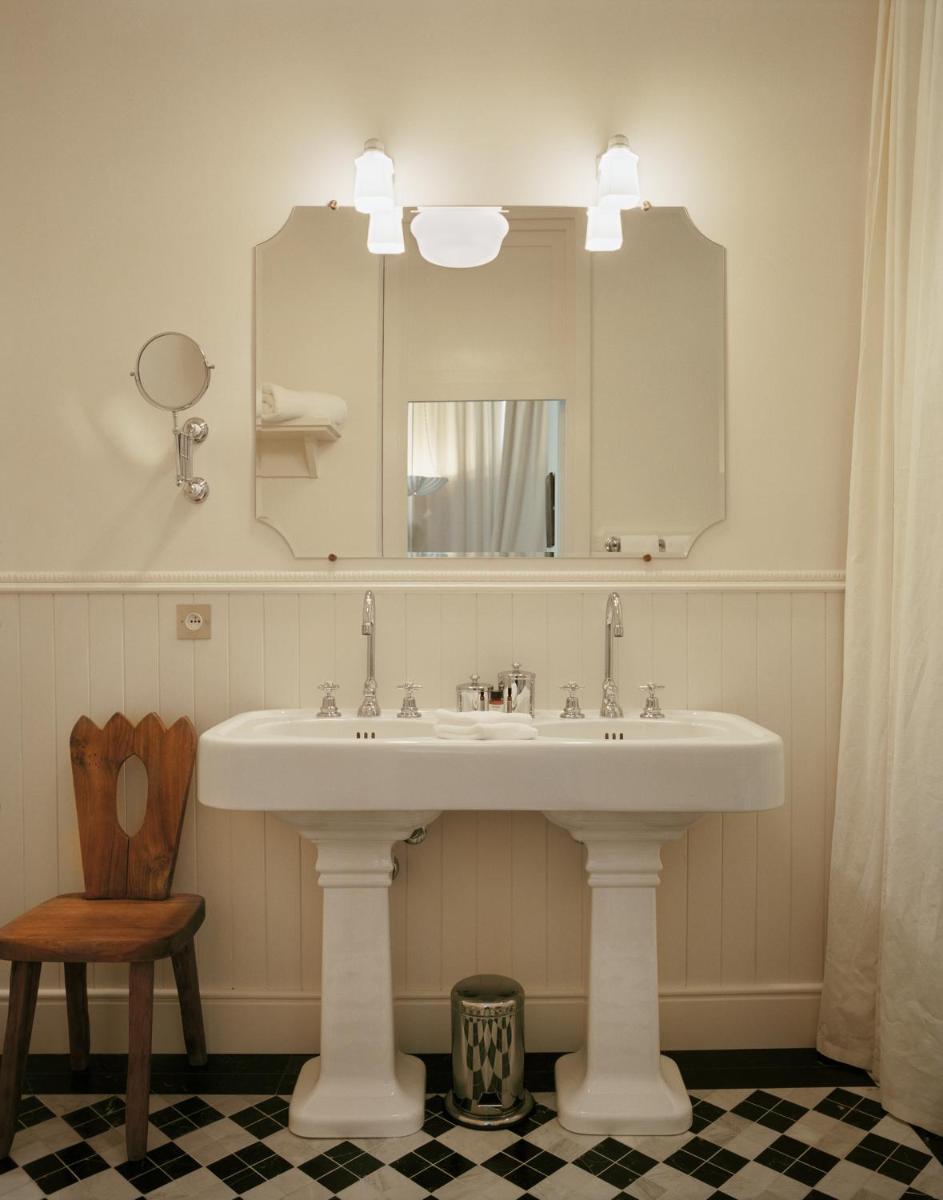 Salle de bains dans l'établissement Château Voltaire