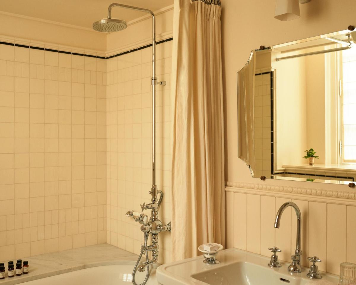 Salle de bains dans l'établissement Château Voltaire