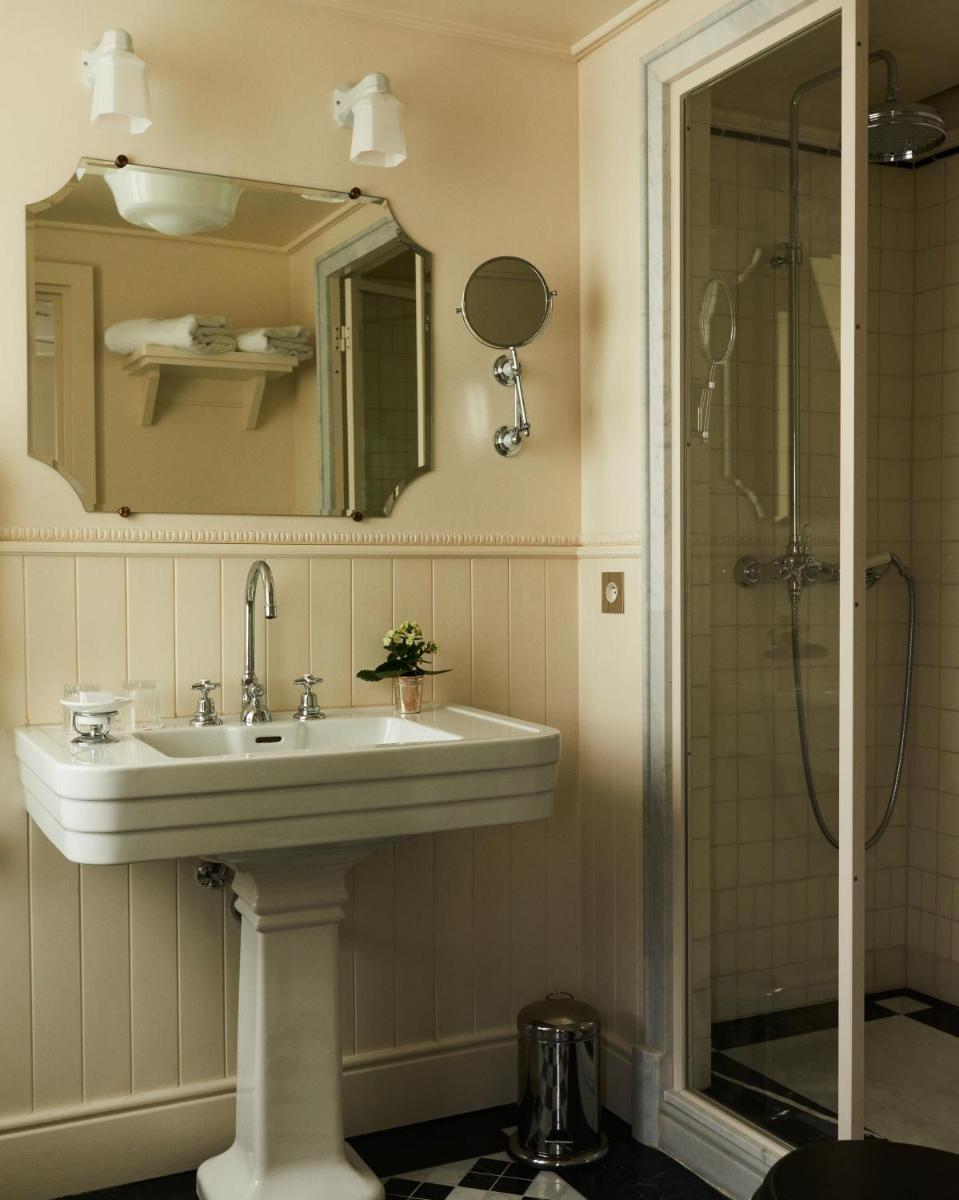 Salle de bains dans l'établissement Château Voltaire