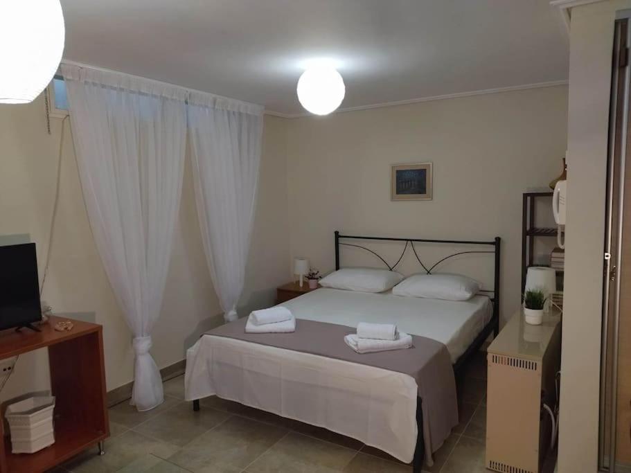 Kalamata beach maizonette ground floor and semi-basement with yard - Housity