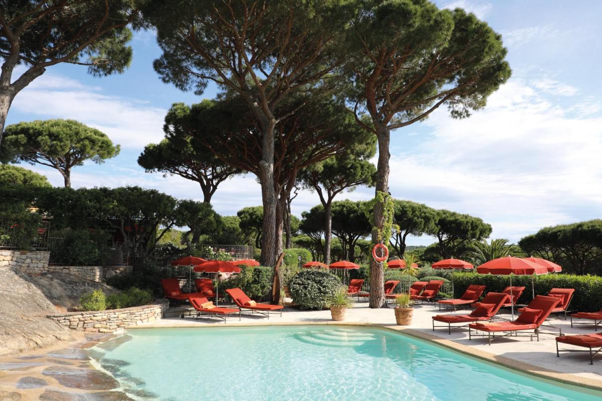 - une piscine avec des chaises, des parasols et des arbres dans l'établissement Hôtel Villa Marie Saint Tropez, à Saint-Tropez