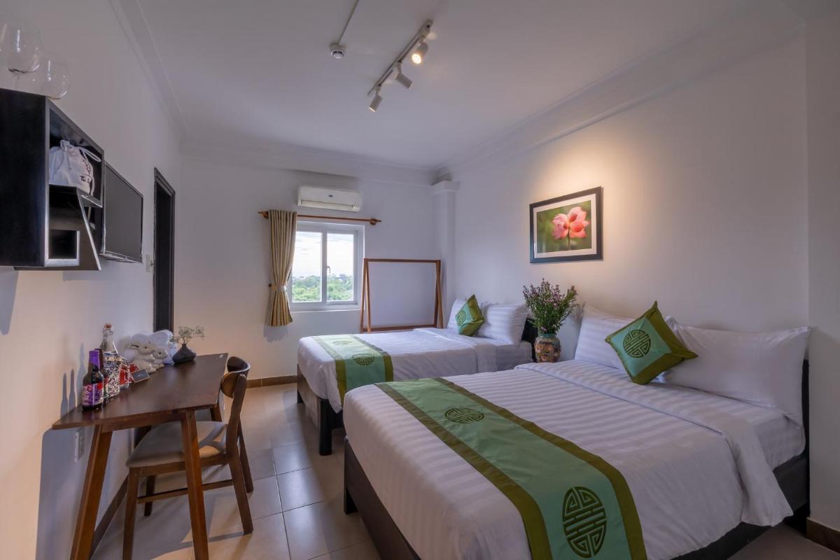 Charming Riverside Hotel - Housity