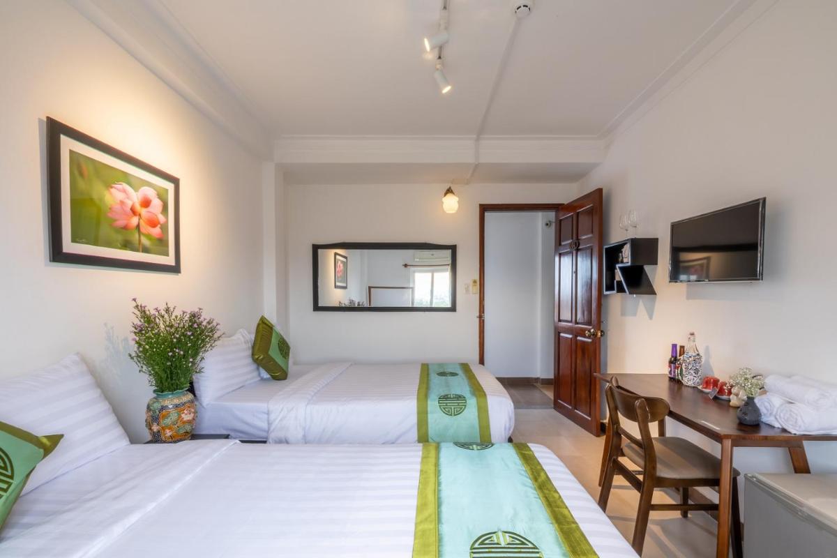 Charming Riverside Hotel - Housity