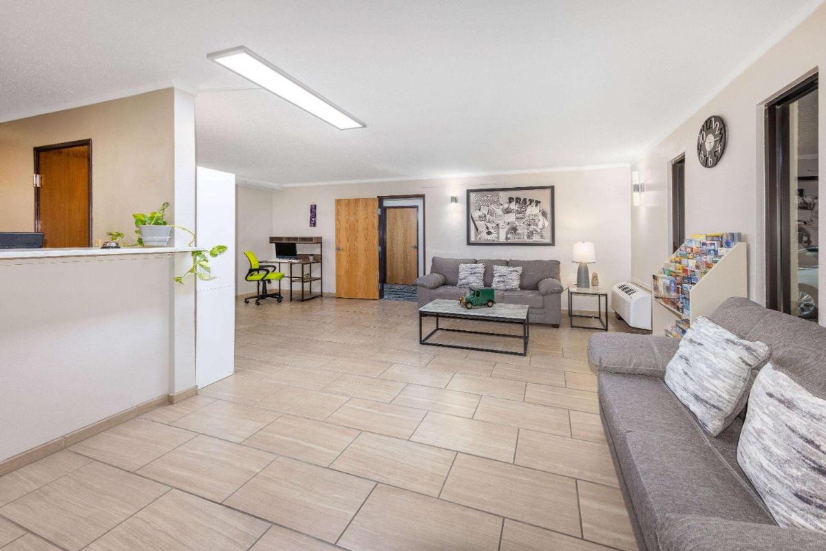 Super 8 by Wyndham Pratt - Housity