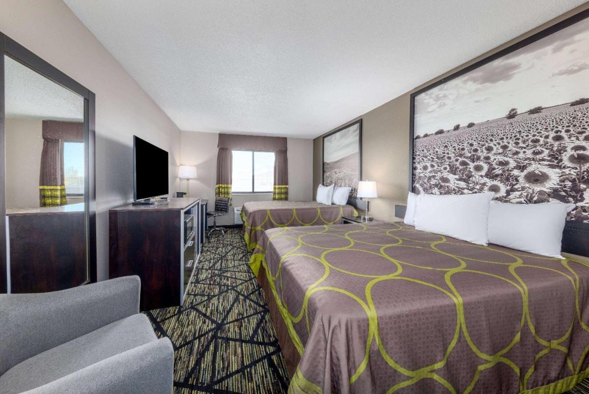 Super 8 by Wyndham Pratt - Housity