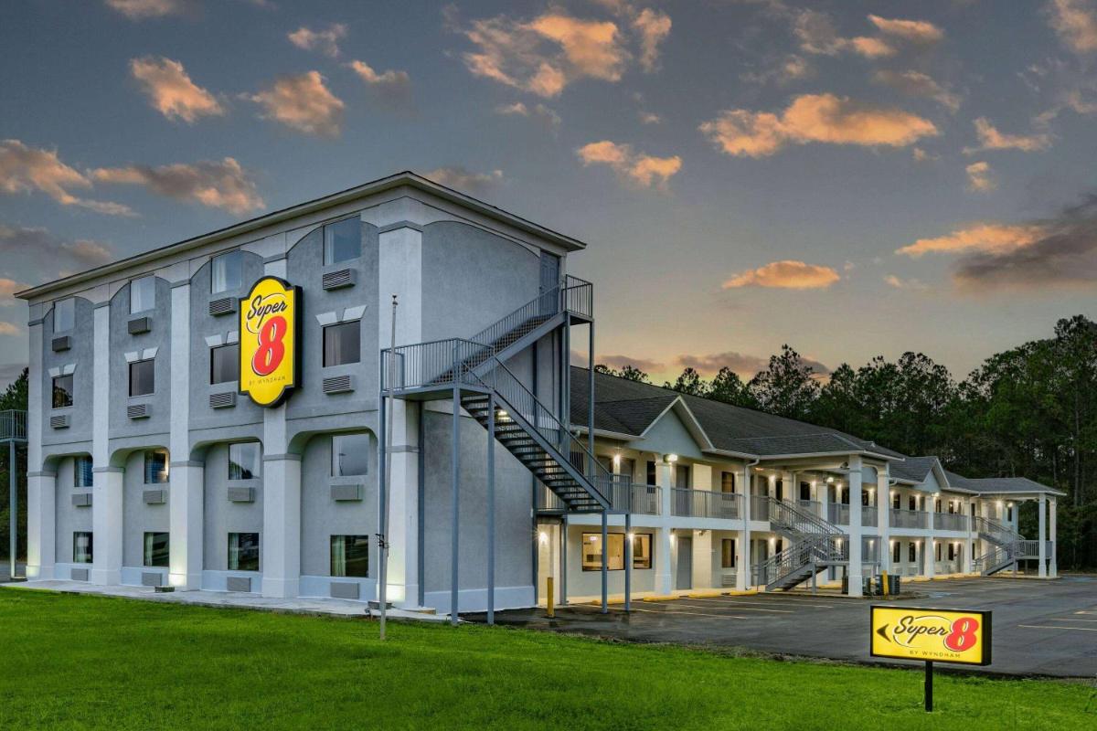 Super 8 by Wyndham Moss Point - Housity
