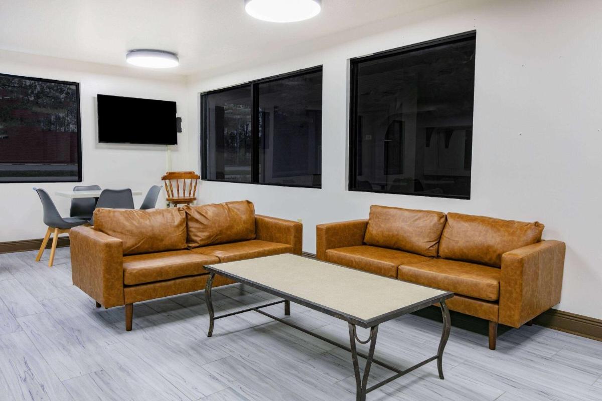 Super 8 by Wyndham Moss Point - Housity
