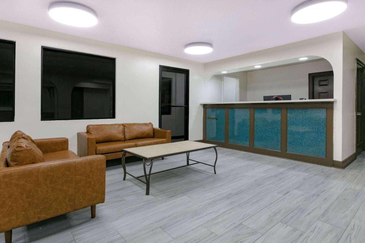 Super 8 by Wyndham Moss Point - Housity