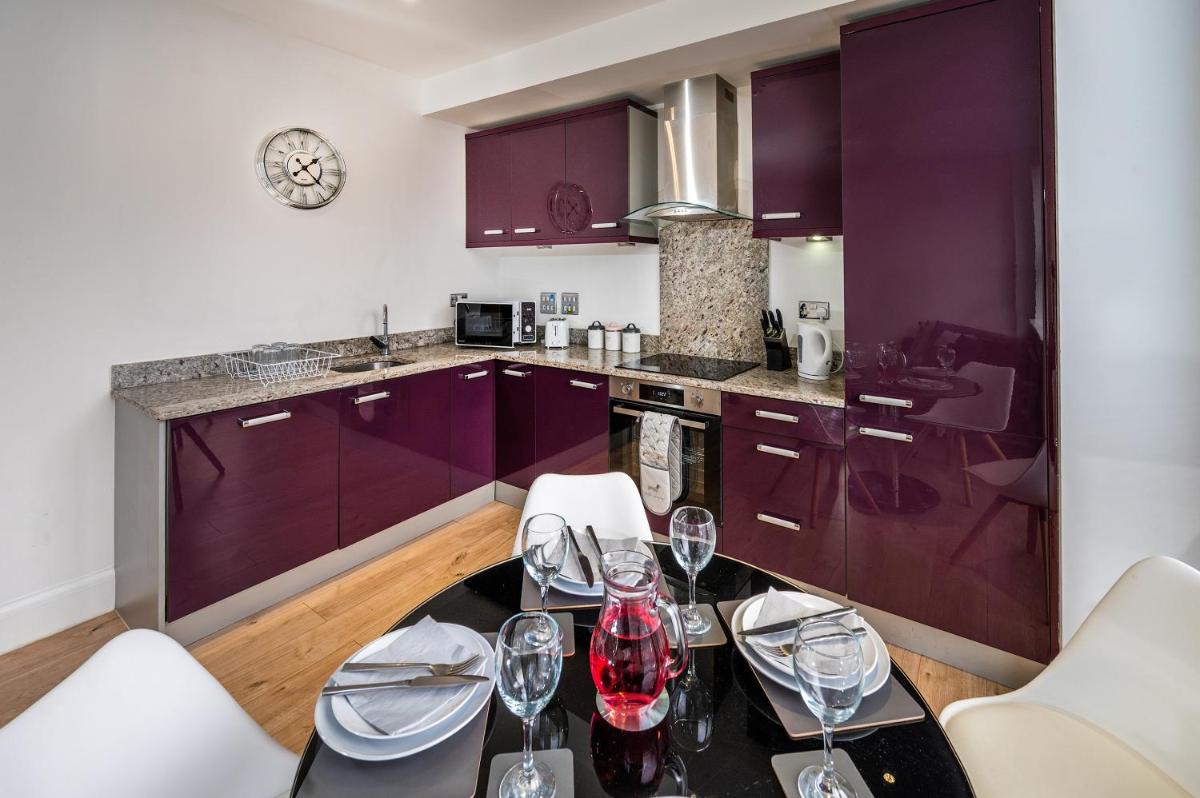 Modern & spacious 2-bed flat with secure parking - Housity