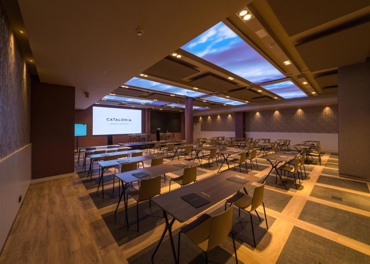una sala de conferencias con mesas y sillas y una pantalla de proyección en Catalonia Donosti, en San Sebastián 53 fotos más
