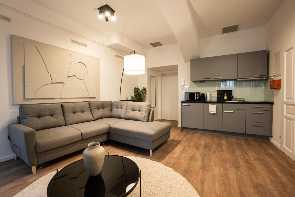Stylish apartment with dedicated working space and super king-size bed located between city centre and Donau river - Housity