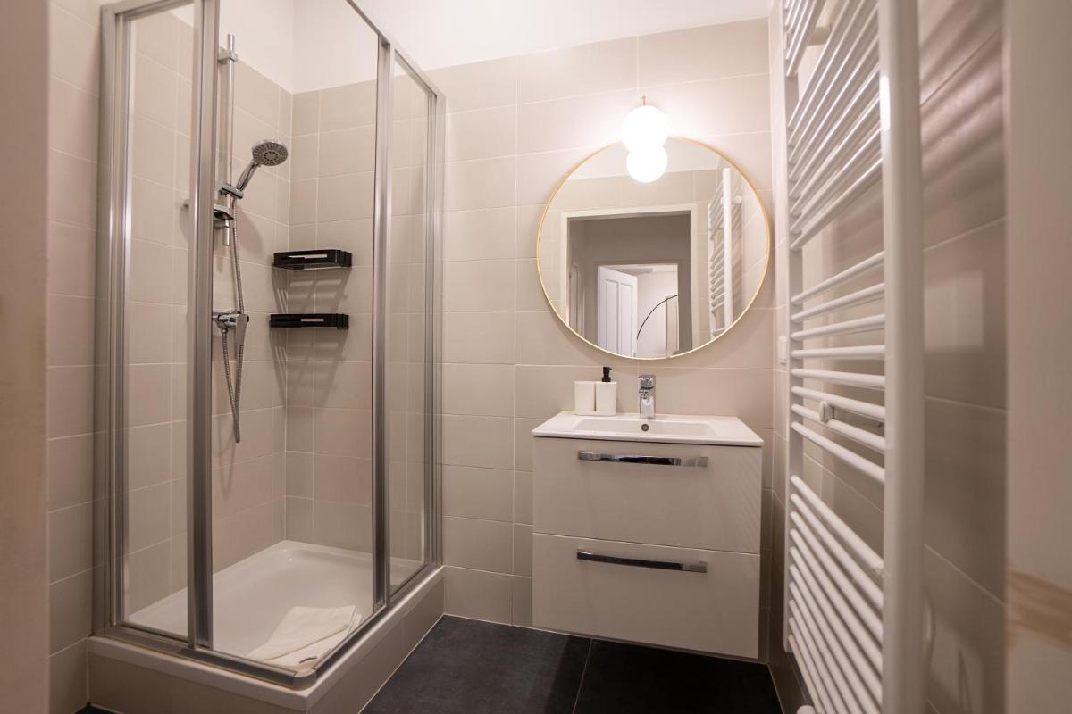 Stylish apartment with dedicated working space and super king-size bed located between city centre and Donau river - Housity