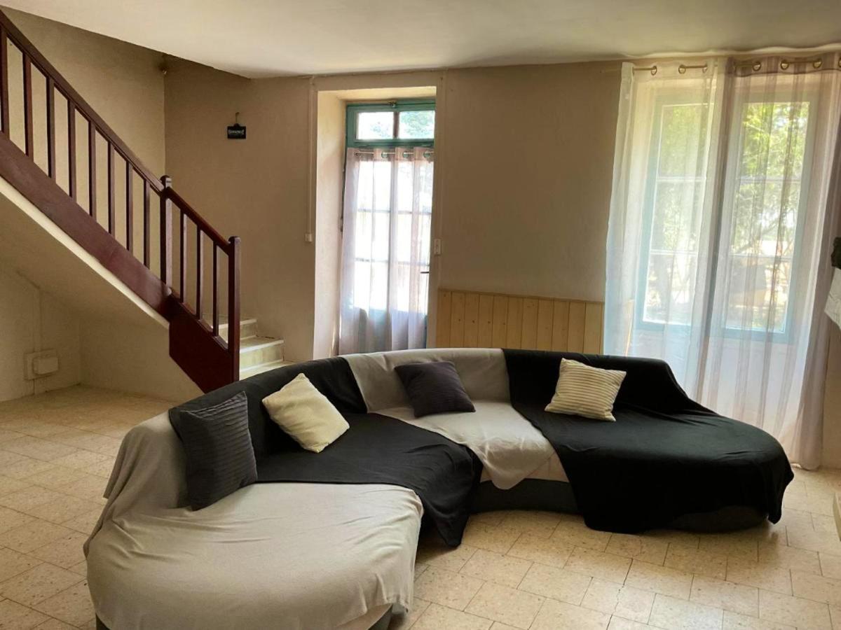 Maison de charme avec cheminee et jardin a Saint Jean de Sauves - Housity