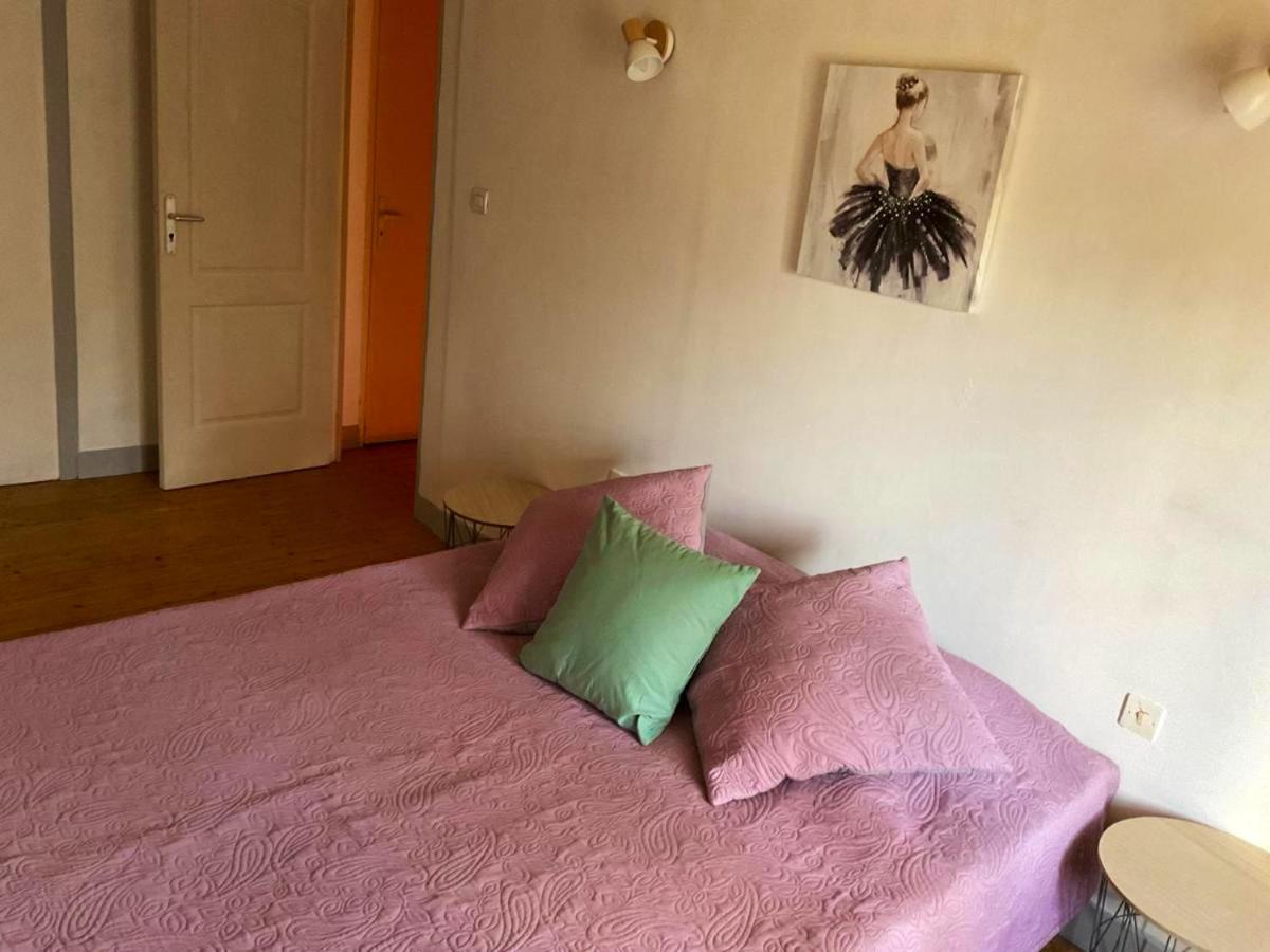 Maison de charme avec cheminee et jardin a Saint Jean de Sauves - Housity