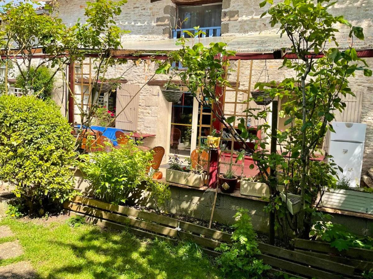 Maison de charme avec cheminee et jardin a Saint Jean de Sauves - Housity