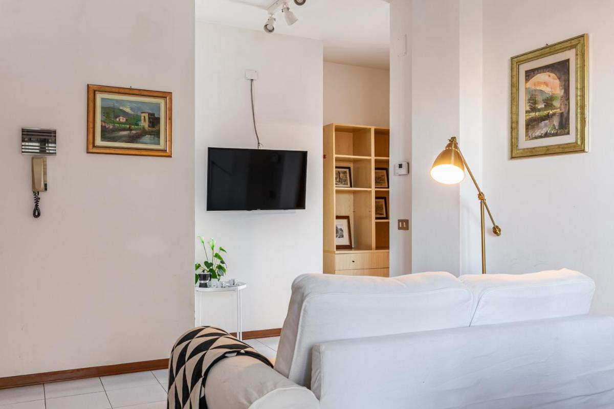 Cozy Apartment near the Hospital with 2 Balconies! - Housity
