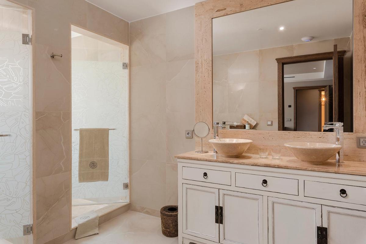 Un baño de Royal River, Luxury Hotel - Adults Only