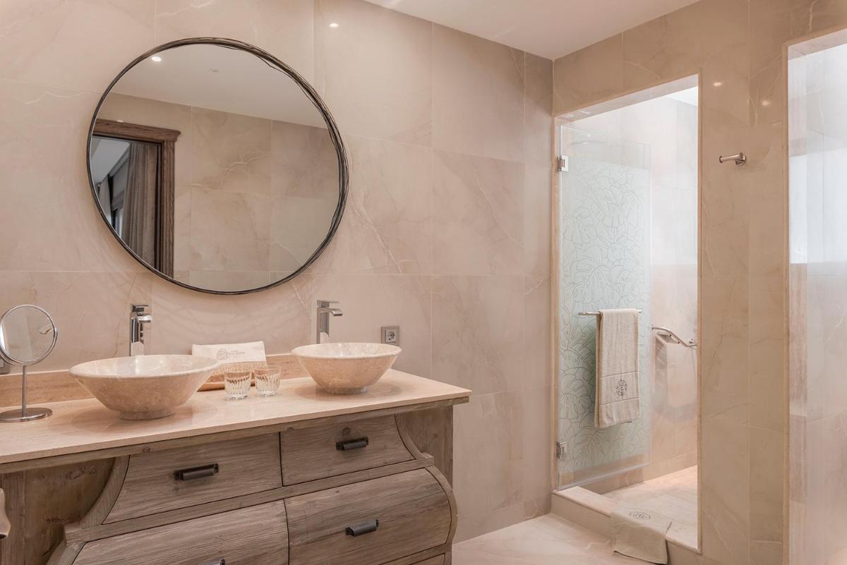 Un baño de Royal River, Luxury Hotel - Adults Only
