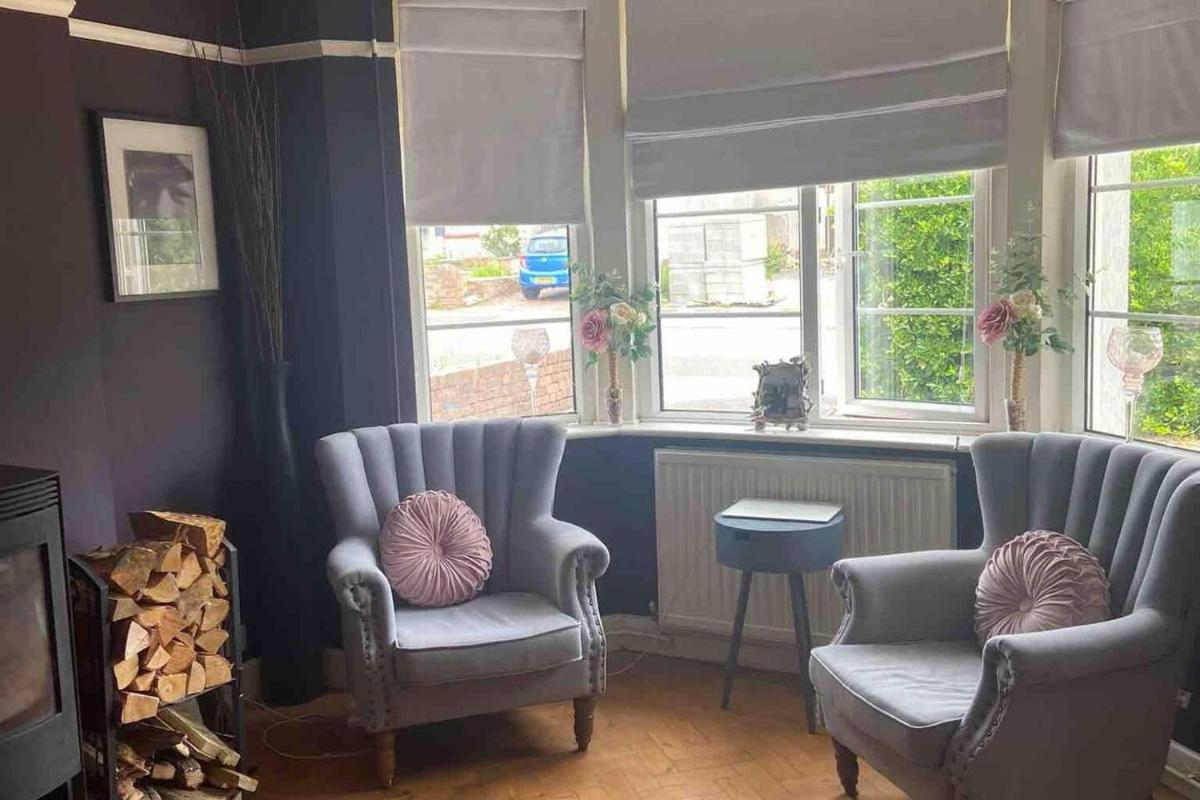 Pet friendly unique 4-Bed Bungalow in Porthcawl - Housity