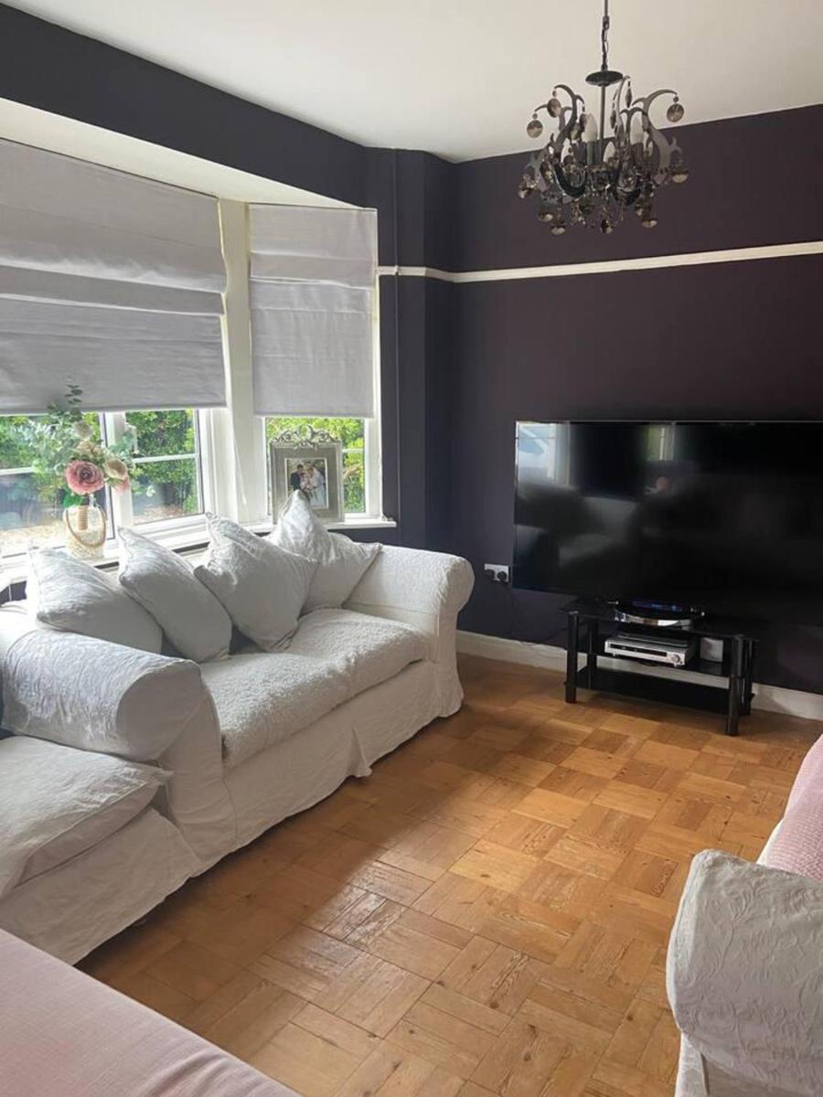 Pet friendly unique 4-Bed Bungalow in Porthcawl - Housity