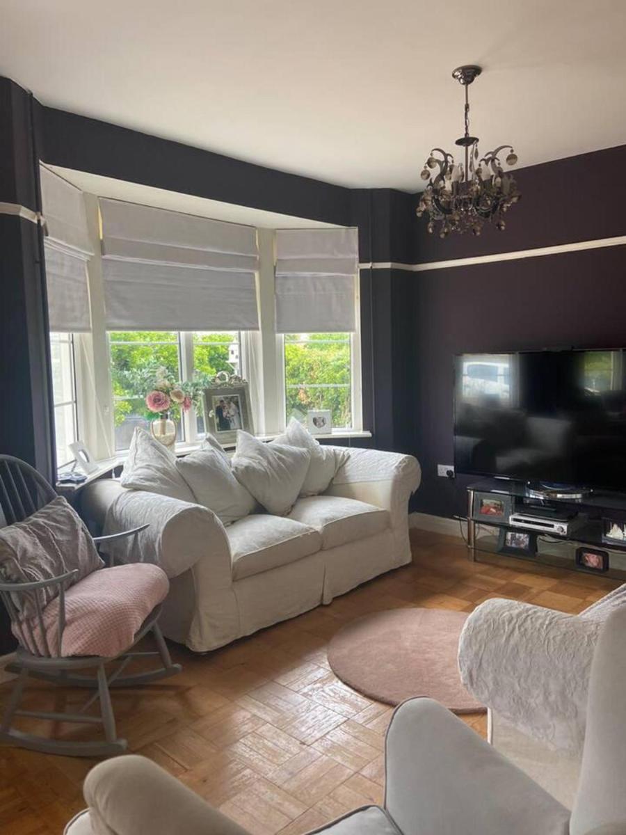 Pet friendly unique 4-Bed Bungalow in Porthcawl - Housity