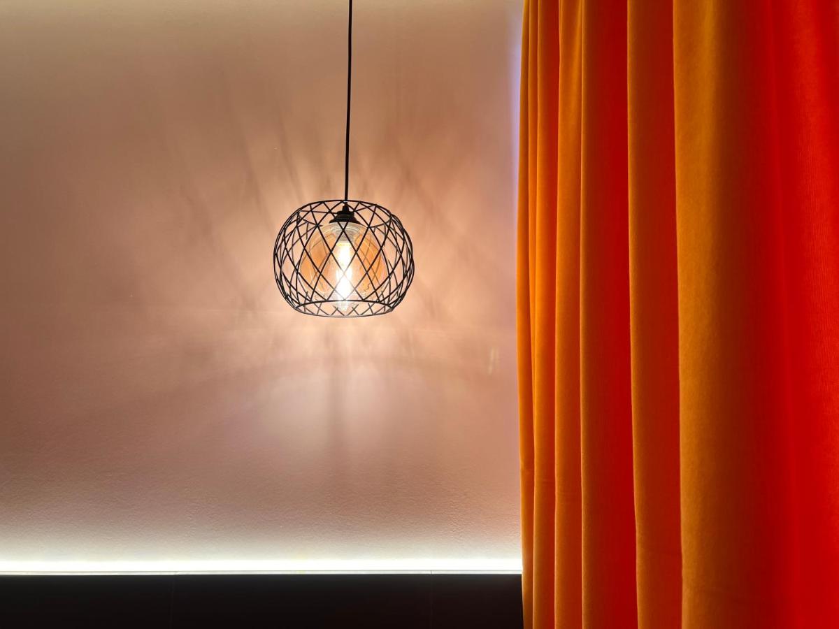 Winter Flat - Orange Ski - Housity