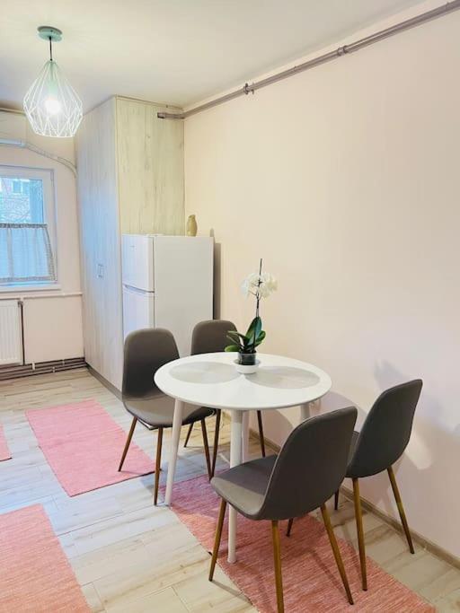 2 Bedroom Apartment and Separate Kitchen 52mp - Housity