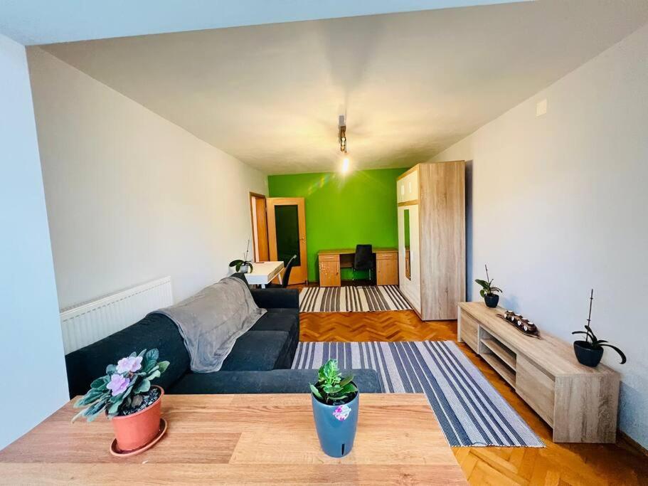 2 Bedroom Apartment and Separate Kitchen 52mp - Housity