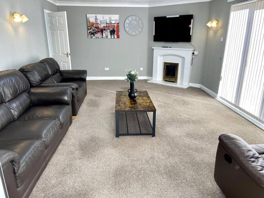 5-Bedroom Cottage in Healing, Grimsby - Housity