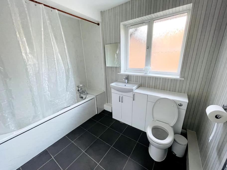 5-Bedroom Cottage in Healing, Grimsby - Housity
