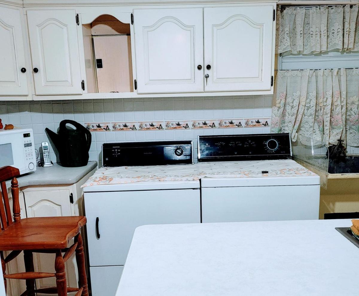 Auntie's Oasis - Housity