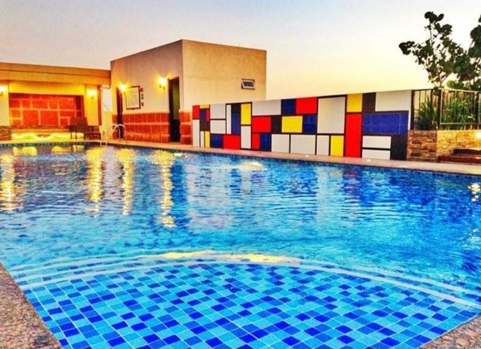 Morgan Suite BGC Shortwalk3 Venice Mall free pool gym - Housity
