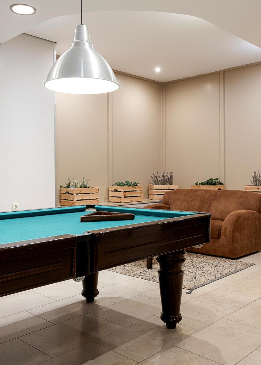uma sala de estar com mesa de bilhar e um sofá em Hotel Porta do Sol Conference & SPA em Caminha