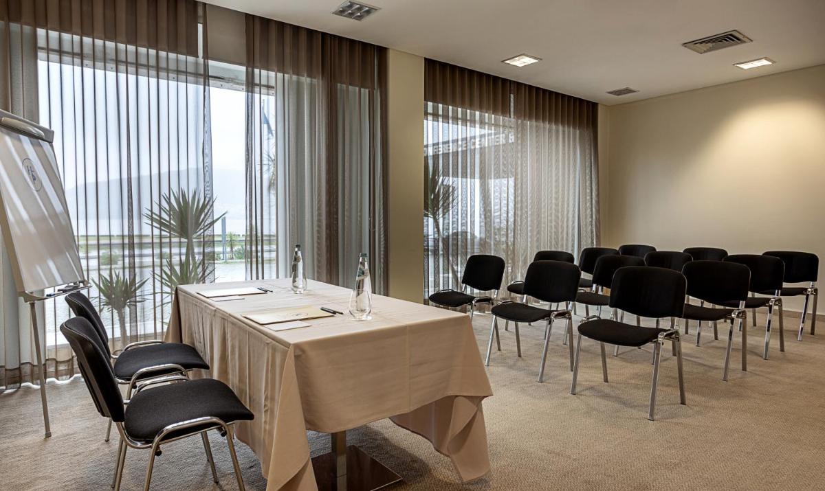 uma sala de conferências com mesa e cadeiras em Hotel Porta do Sol Conference & SPA em Caminha mais 77 fotografias