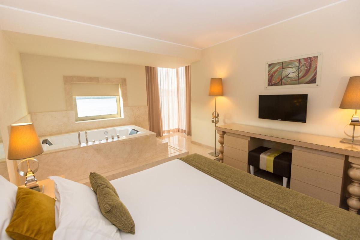 Uma televisão e/ou sistema de entretenimento em Hotel Porta do Sol Conference & SPA