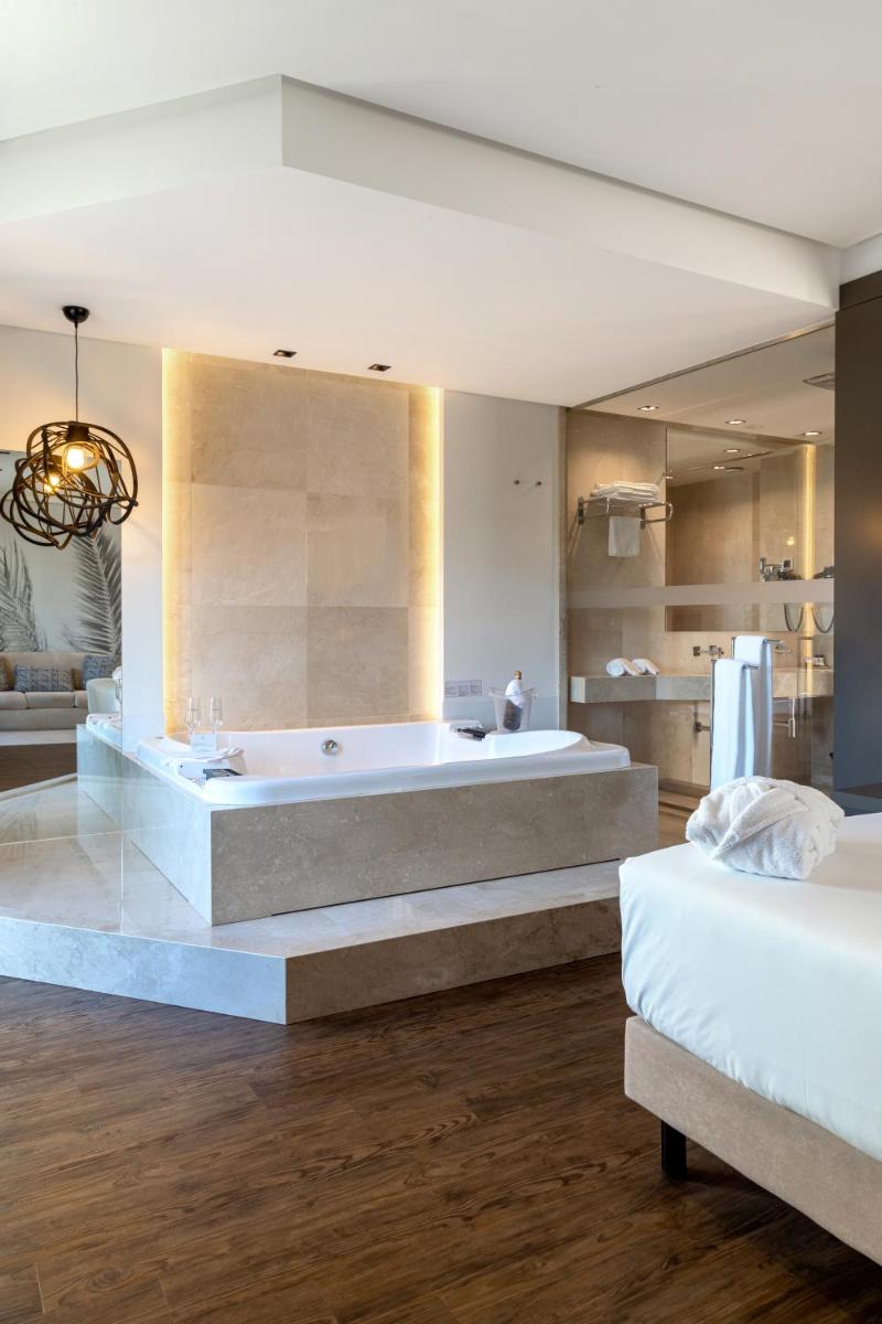 Uma cama ou camas num quarto em Hotel Porta do Sol Conference & SPA