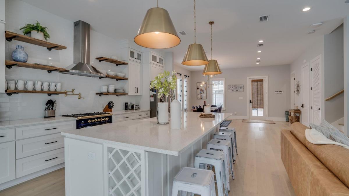 Stunning Stayin' Sandy-Private POOL & Walk to Beach! - Housity