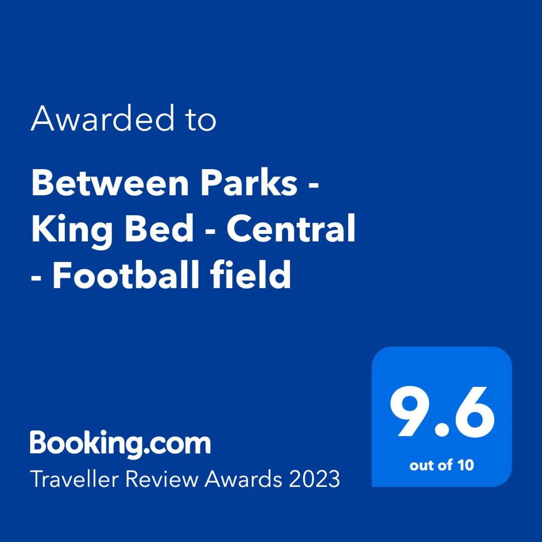 Between Parks - King Bed - Central - Football field - Hizvo