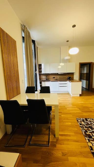 Apartment Holesovice, garden, garage - Housity