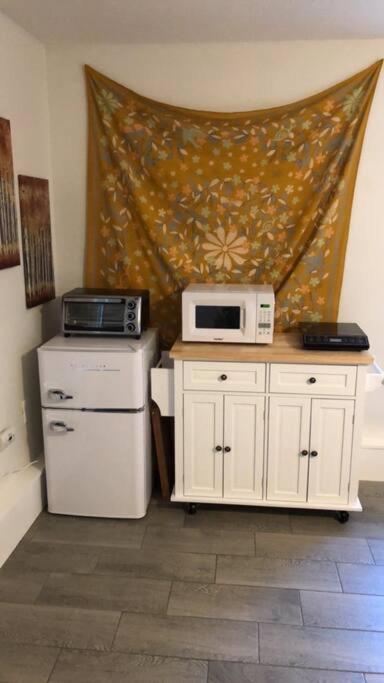Studio with King-Size Bed - Housity