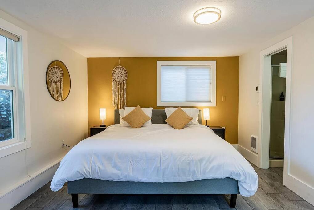 Studio with King-Size Bed - Housity