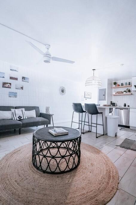 Modern 2 Bedroom Ground Floor Getaway - Housity
