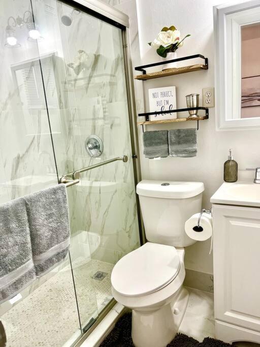 Suitetrails - Intimate Casita Mia minutes away from Airport, Calle 8, Brickell, Coral Gables, The beach and more!