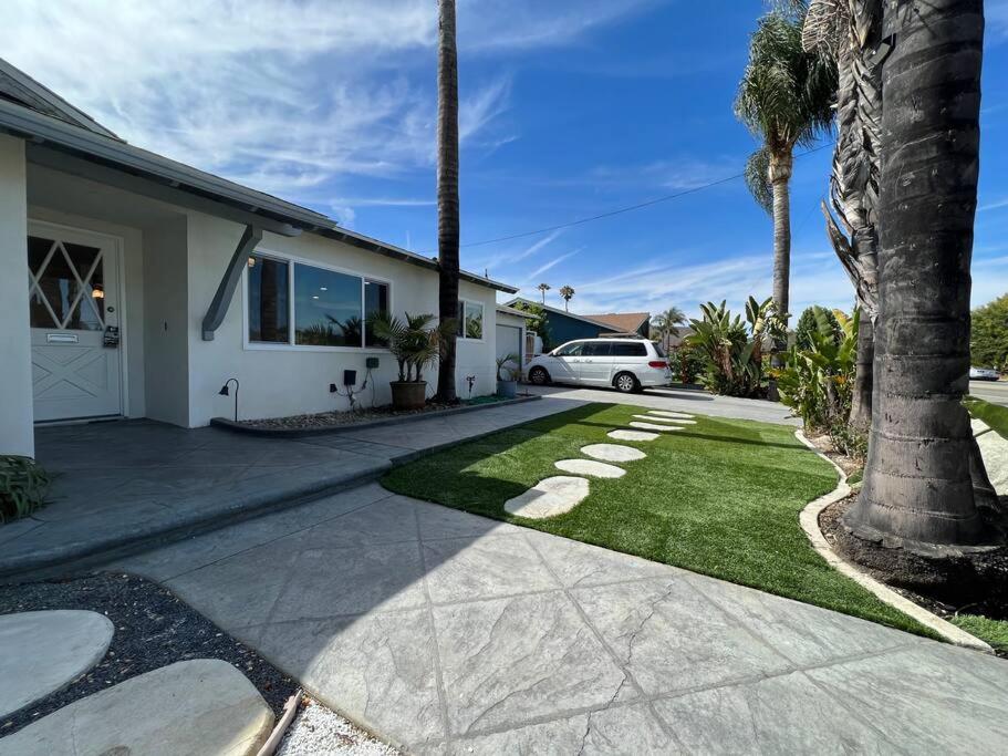 Modern 4 King Beds, Beautiful Large Backyard, Golf, WFH, Long Stays, WI-FI, FWY, 25 mins to Beach - Housity