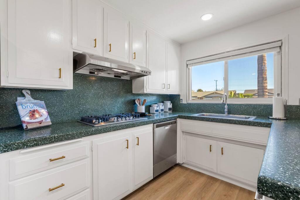 Modern 4 King Beds, Beautiful Large Backyard, Golf, WFH, Long Stays, WI-FI, FWY, 25 mins to Beach - Housity