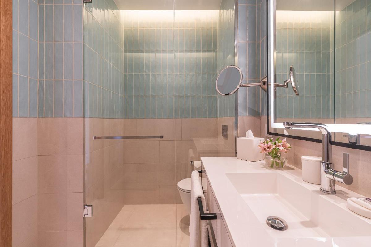 Uma casa de banho em Hyatt Regency Lisbon